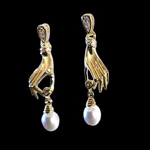 NWT Unique Hand W Pearl earrings